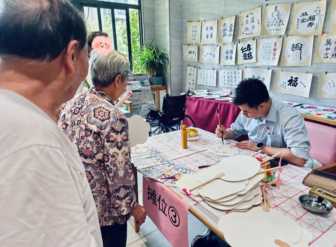 广发银行佛山分行走进佛山市颐养院开展“留驻银龄笑颜 共筑金融暖阳”公益摄影活动